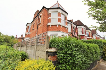 Northcott Avenue, Bounds Green, N22